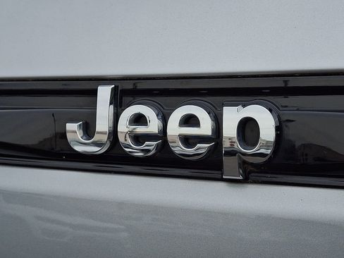 Used 2023 Jeep Grand Cherokee Laredo AWD/4WD image 29