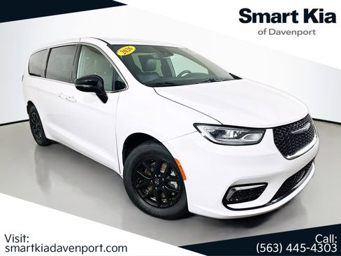 Used 2026 Chrysler Pacifica Select FWD image 1