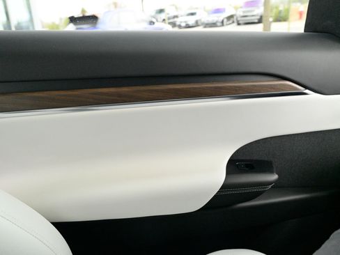 Used 2022 Tesla Model X image 35