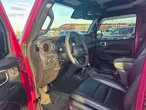 Used 2024 Jeep Gladiator Rubicon w/ Technology Group AWD/4WD image 11