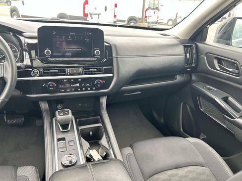 Used 2024 Nissan Pathfinder SV w/ SV Premium Package AWD/4WD image 18