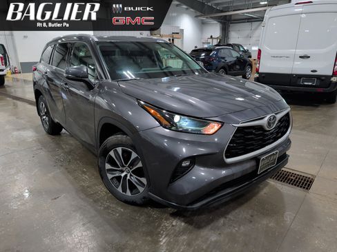 Used 2022 Toyota Highlander XLE image 1