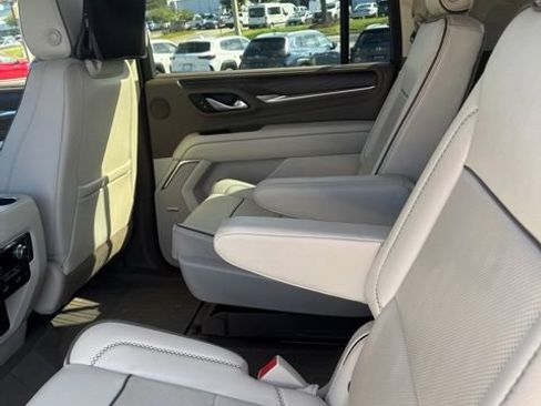 Used 2021 GMC Yukon XL Denali AWD/4WD image 4