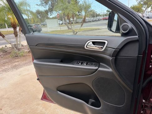 Used 2022 Jeep Grand Cherokee Laredo E image 20