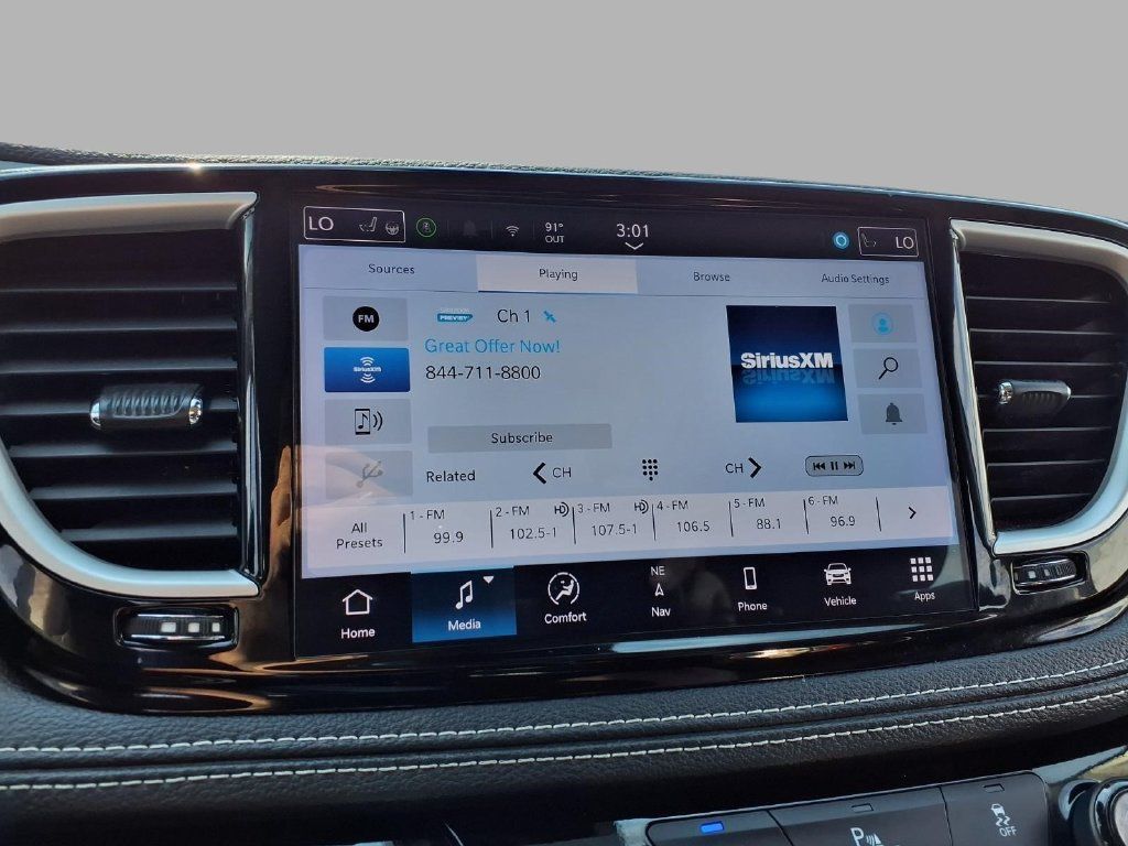 Used 2024 Chrysler Pacifica Limited FWD image 6