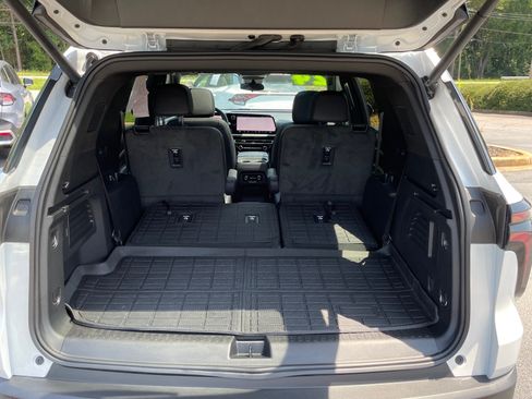 Used 2024 Chevrolet Traverse LT w/ Midnight/Sport Edition FWD image 5