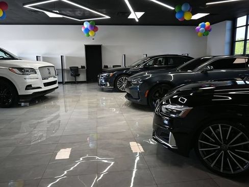 Used 2020 Mercedes-Benz GLB 250 w/ Premium Package image 4