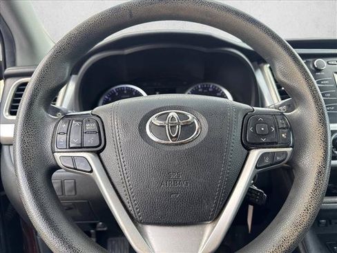 Used 2019 Toyota Highlander LE FWD image 7