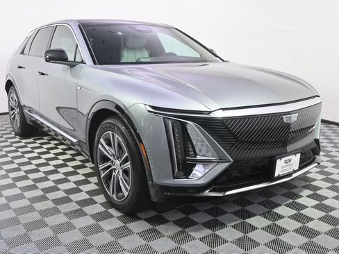 New 2026 Cadillac Lyriq Luxury w/ LPO, Floor Liner Package AWD/4WD image 9