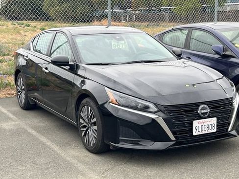 Used 2024 Nissan Altima 2.5 SV FWD image 2