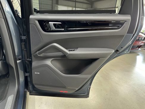 Used 2019 Porsche Cayenne S image 14