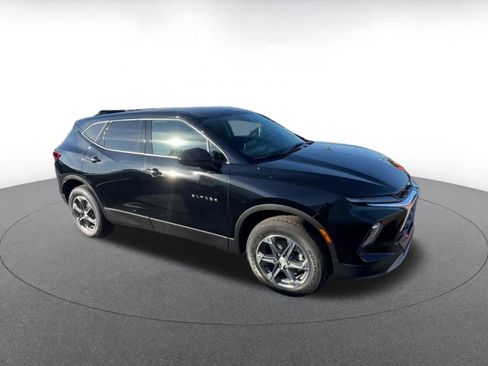 Used 2025 Chevrolet Blazer LT image 2