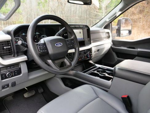 Used 2023 Ford F450 XLT w/ XLT Value Package image 2