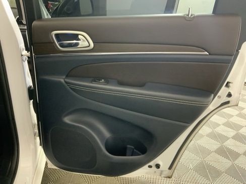 Used 2015 Jeep Grand Cherokee Overland image 27