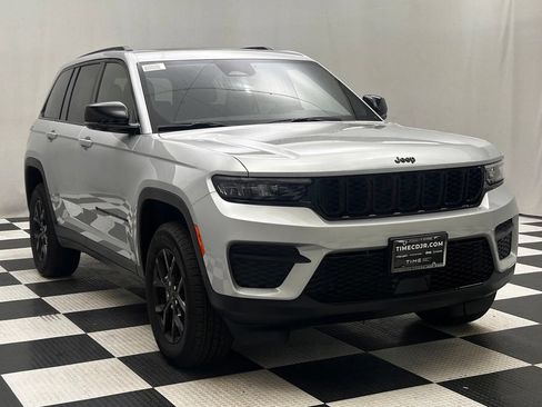 New 2025 Jeep Grand Cherokee Altitude AWD/4WD image 2