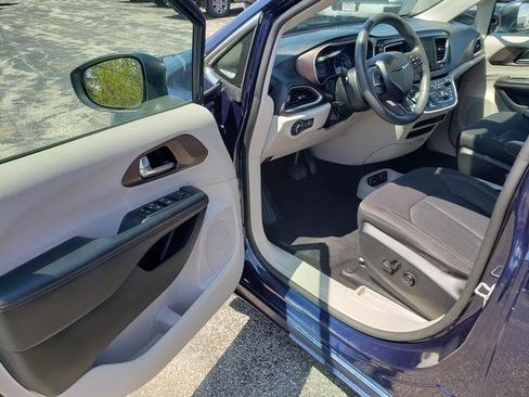 Used 2017 Chrysler Pacifica Touring FWD image 10