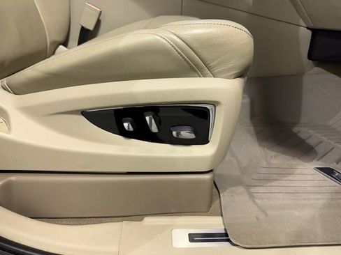 Used 2016 Cadillac Escalade Premium image 32