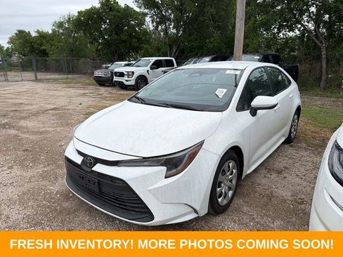Used 2025 Toyota Corolla LE image 3