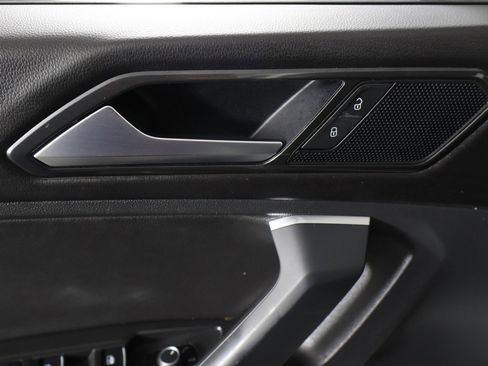Used 2018 Volkswagen Tiguan SE image 35