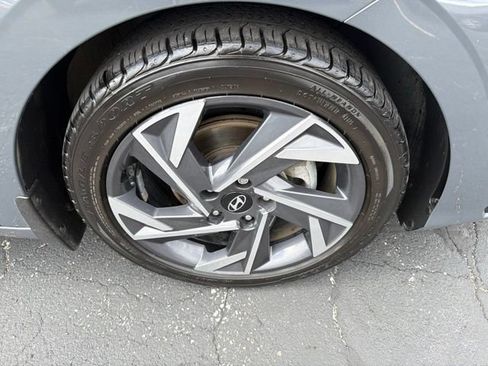 Used 2024 Hyundai Elantra Limited FWD image 7
