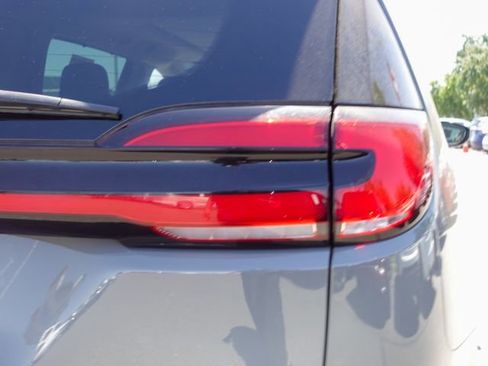 Used 2023 Chrysler Pacifica Limited FWD image 6
