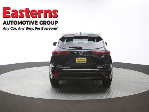 Used 2022 Toyota Highlander LE AWD/4WD image 40