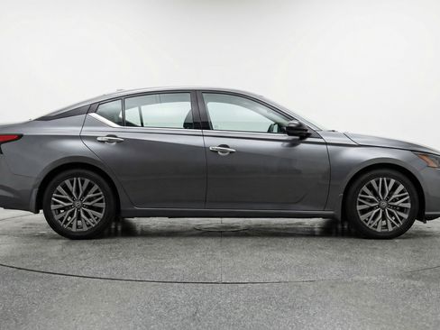 Used 2025 Nissan Altima 2.5 SV image 11