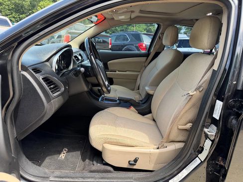 Used 2011 Chrysler 200 Touring FWD image 9