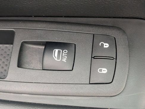 Used 2025 Chrysler Pacifica Select FWD image 33