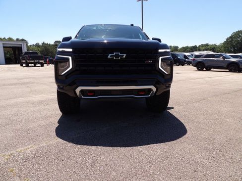 Used 2025 Chevrolet Suburban Z71 AWD/4WD image 3