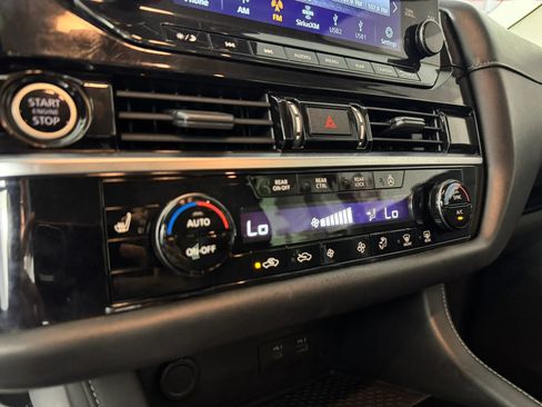Used 2022 Nissan Pathfinder SL AWD/4WD image 22