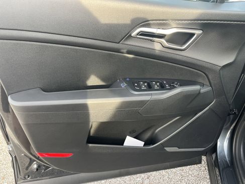 New 2025 Kia Sportage LX image 5