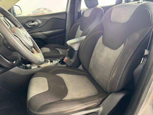 Used 2017 Jeep Cherokee Sport AWD/4WD image 28