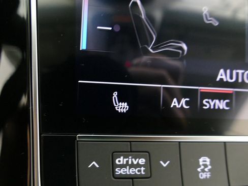 Used 2024 Audi Q8 Premium image 20