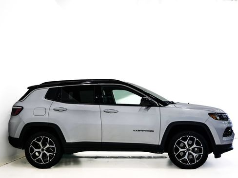 Used 2025 Jeep Compass Limited AWD/4WD image 4