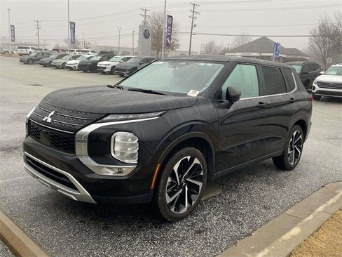 Used 2024 Mitsubishi Outlander SE image 3