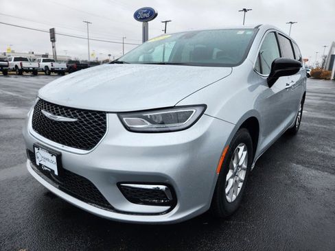 Used 2024 Chrysler Pacifica Touring-L image 4