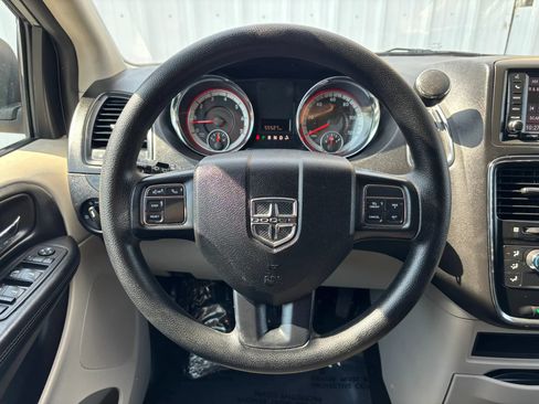 Used 2018 Dodge Grand Caravan SE w/ UConnect Hands-Free Group FWD image 18