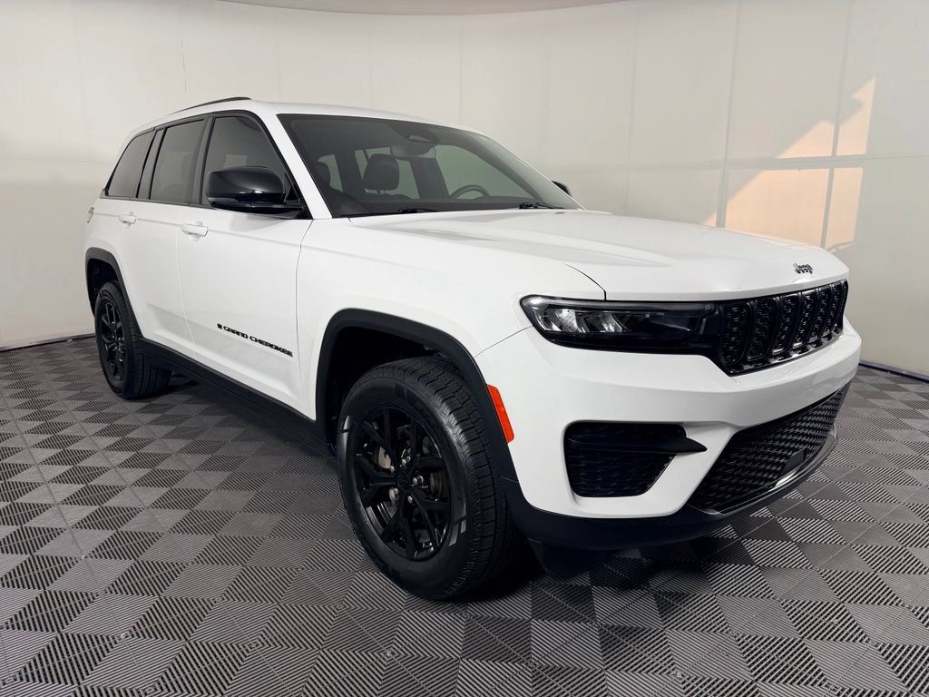 Used 2025 Jeep Grand Cherokee Altitude RWD image 13