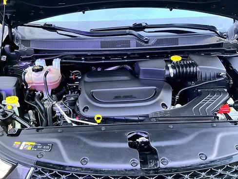 Used 2022 Chrysler Pacifica Touring-L image 9