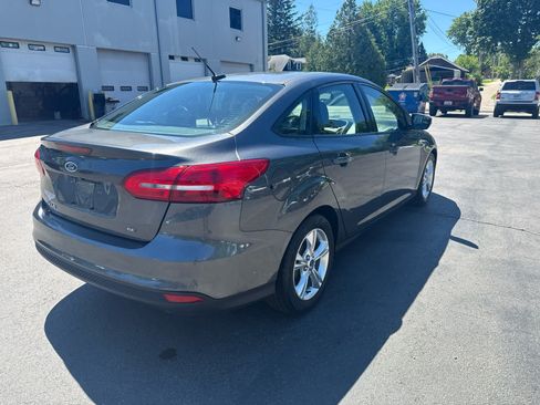 Used 2017 Ford Focus SE FWD image 3