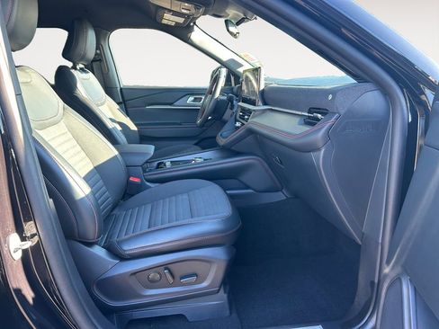 Used 2025 Ford Explorer ST-Line w/ ST-Line Street Pack image 10