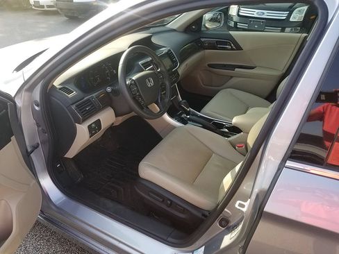 Used 2017 Honda Accord Touring image 5