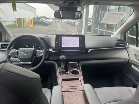 Used 2022 Toyota Sienna XLE AWD/4WD image 6