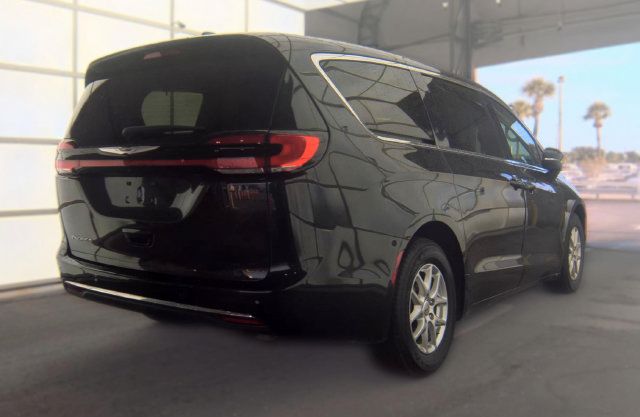 Used 2023 Chrysler Pacifica Touring-L FWD image 4