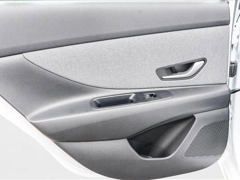 New 2025 Hyundai Elantra Limited image 24