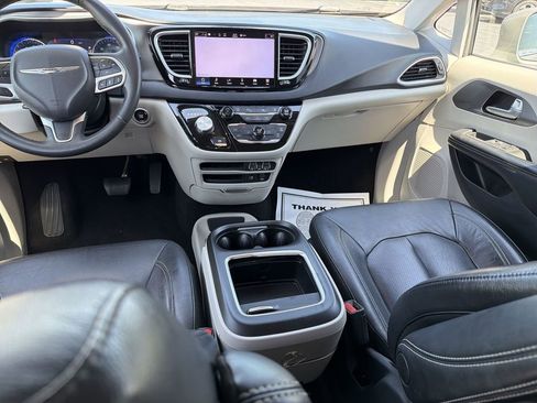 Used 2022 Chrysler Pacifica Touring-L FWD image 26