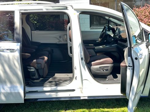 Used 2021 Toyota Sienna Platinum FWD image 26