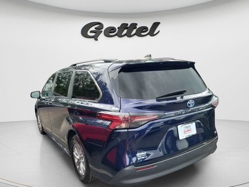 Used 2025 Toyota Sienna XLE FWD image 4
