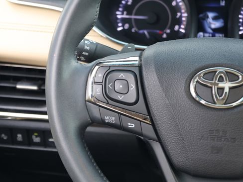 Used 2016 Toyota Avalon Limited image 18